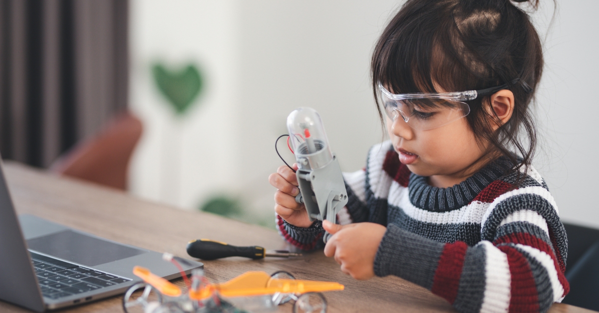 Read more about the article Learning by Doing: How Experiential Education Transforms Classrooms